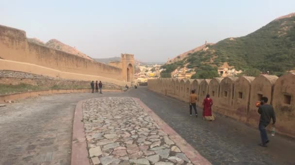 Jaipur, Indien, 05 november 2019, Amer Fort turister gå ner de gamla gatorna i fortet — Stockvideo