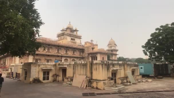 Jaipur, India - construction work in front of an old and beautiful building — Stockvideo