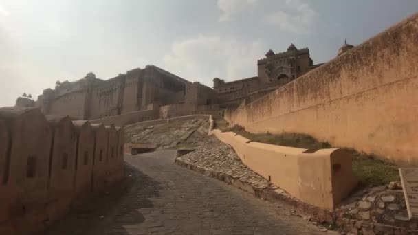 Jaipur, India, November 05, 2019, Amer Fort, remains of a broken staircase under a fortress mountain — Stockvideo