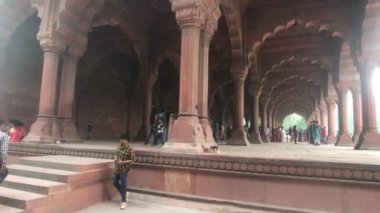 Yeni Delhi, Hindistan, 11 Kasım 2019, turistler kavurucu güneşten saklanıyor