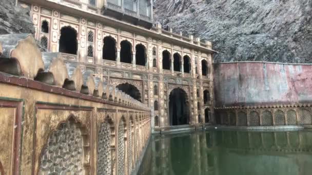 Jaipur, Indie - Galta Ji, zelená voda v amens bazénu — Stock video