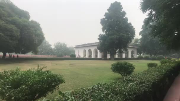 New Delhi, India, 11 november 2019, toeristen verkennen het gebied in het park — Stockvideo