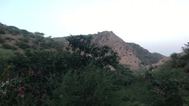 Jaipur, Indie - Galta Ji, výhled na hory při západu slunce část 9 — Stock video