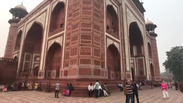 Agra, India, November 10, 2019, Taj Mahal, οι τουρίστες φωτογραφίζονται στο φόντο ενός ναού μέρος 3 — Αρχείο Βίντεο