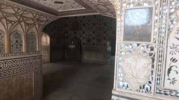 Jaipur, indien, 05. November 2019, amer fort fragmente von wänden und decke aus weißem stein — Stockvideo