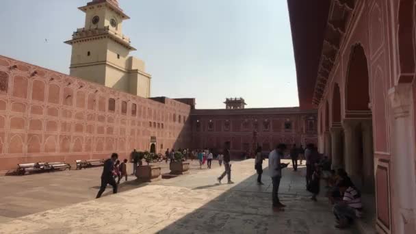 Jaipur, Índia - 04 de novembro de 2019: Palácio da Cidade um grupo de turistas tira fotos das paredes do prédio parte 1 — Vídeo de Stock