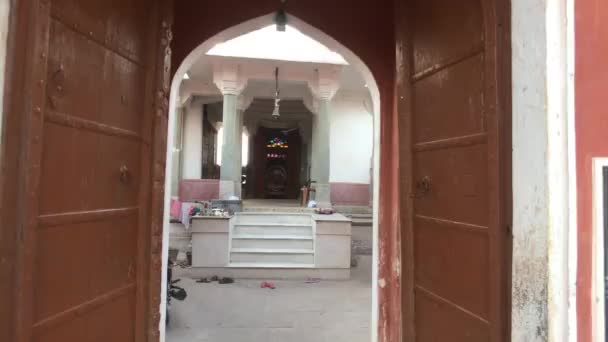 Jaipur, India - Galta Ji, doorway to a small temple — Stockvideo