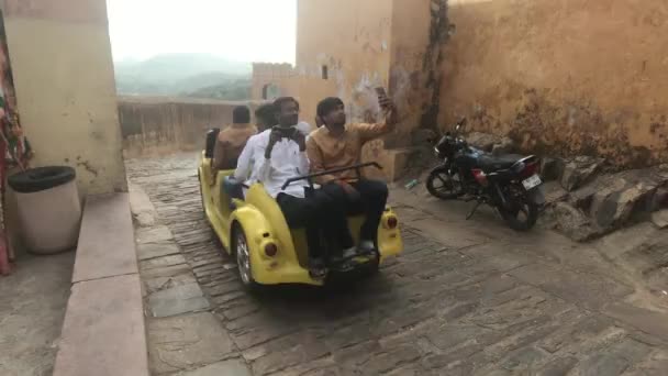 Jaipur, India, November 05, 2019, Amer Fort, tourists drive a tiny car through the fortress — ストック動画