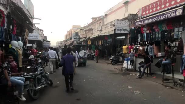 Jaipur, India - 03 de noviembre de 2019: calle turística con muchas tiendas — Vídeo de stock