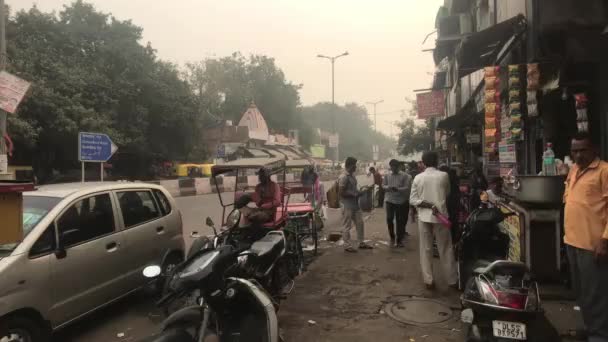 Nueva Delhi, India, 11 de noviembre de 2019, una calle local con turistas y residentes — Vídeos de Stock