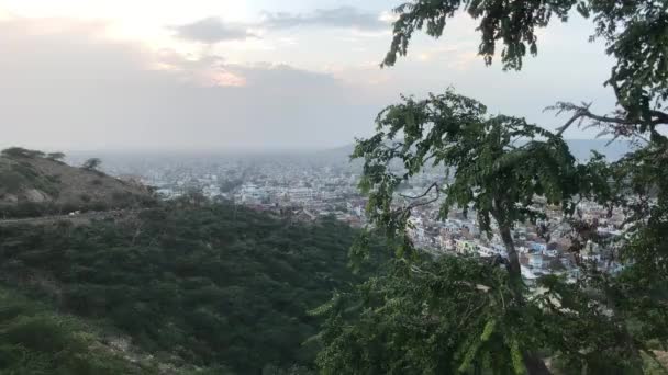 Jaipur, Indie - Galta Ji, výhled na hory při západu slunce část 8 — Stock video