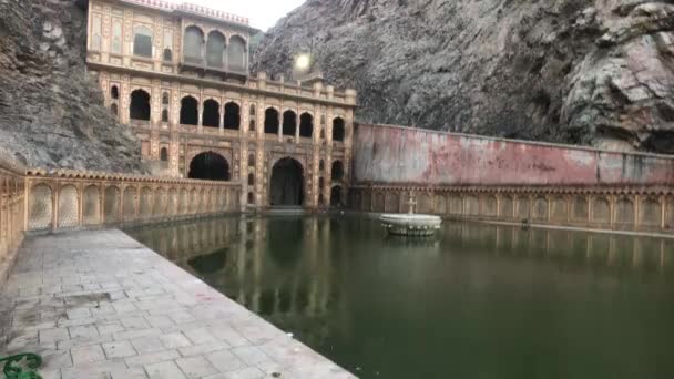 Джайпур, Индия - Гальта Джи, зеленое озеро для аминов — стоковое видео