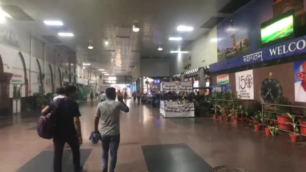 New Delhi, India, November 11, 2019, the territory of the railway station with tourists part 2 — Stock Video