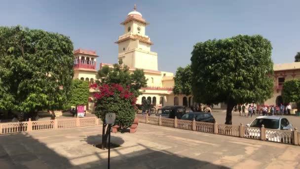 Jaipur, India - November 04, 2019: City Palace large groups of tourists move around the square — 图库视频影像