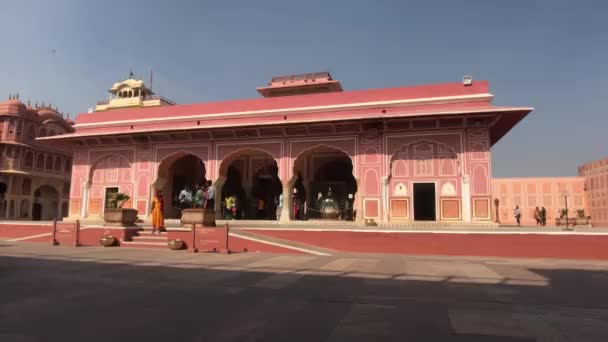Jaipur, indien - 04. November 2019: Stadtpalast und Touristen spazieren entlang der rosafarbenen Wände Teil 4 — Stockvideo