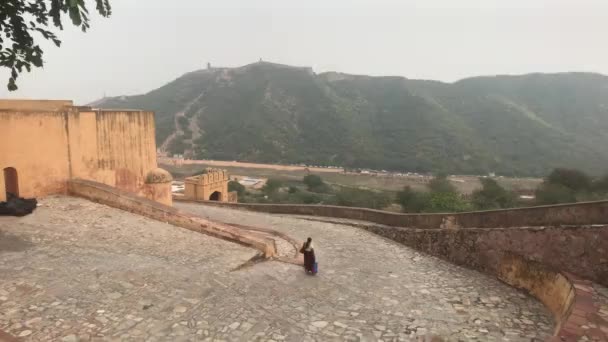 Jaipur, Ινδία, 05 Νοεμβρίου 2019, Amer Fort, οι τουρίστες κατεβαίνουν το δρόμο που οδηγεί από το φρούριο — Αρχείο Βίντεο