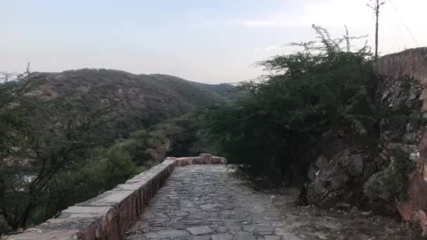 Jaipur, indien - galta ji, steinerne straße in die berge — Stockvideo