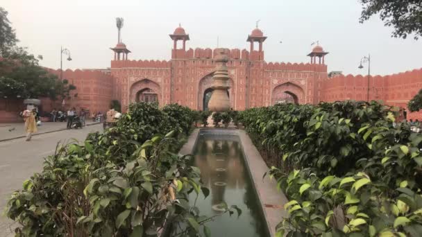 Jaipur, India - 03 novembre 2019: I turisti camminano lungo la strada verso la porta della città — Video Stock