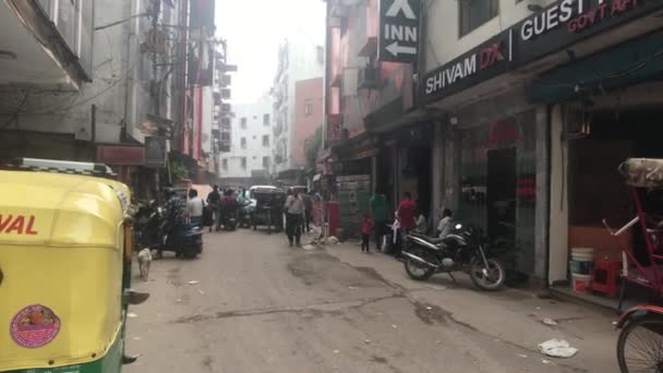 New Delhi, India, 11 november 2019, bruisende straat met Indiase toeristen — Stockvideo