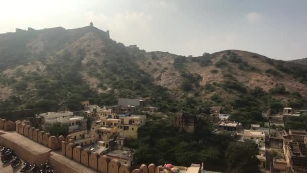 Jaipur, India, 05 november 2019, Amer Fort, uitzicht op de bergen vanaf de hoogte van de muur deel 2 — Stockvideo