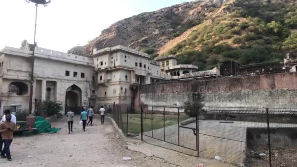Jaipur, India, 04 noiembrie 2019 Galta Ji, turiștii văd atracțiile orașului vechi partea 6 — Videoclip de stoc