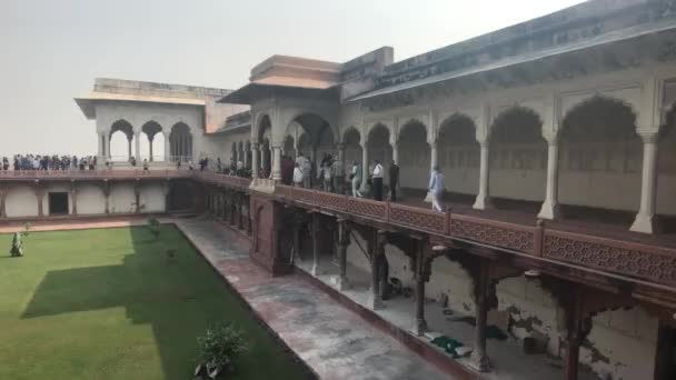Agra, India, November 10, 2019, Agra Fort, tourists walk on the balconies of old buildings — Stockvideo