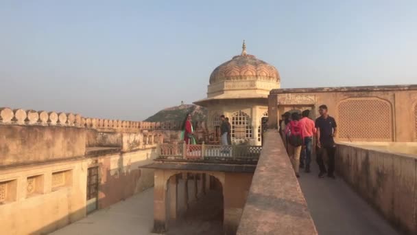 Jaipur, India, 05 november 2019, Amer Fort toeristen wandelen door het pand van de oude vesting deel 5 — Stockvideo