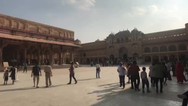 Jaipur, India, November 05, 2019, Amer Fort, tourists walk in the square under the sun — Stockvideo