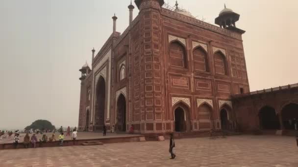 Agra, Indien, 10. November 2019, taj mahal, Touristen gehen zum Hauptgebäude der Moschee — Stockvideo