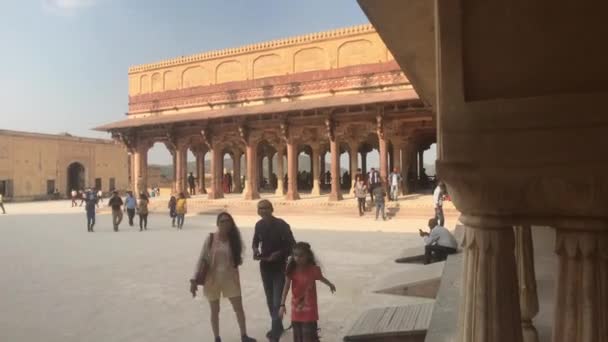 Jaipur, India, 2019. november 05., Amer Fort turisták és párok sétálgatnak a téren — Stock videók