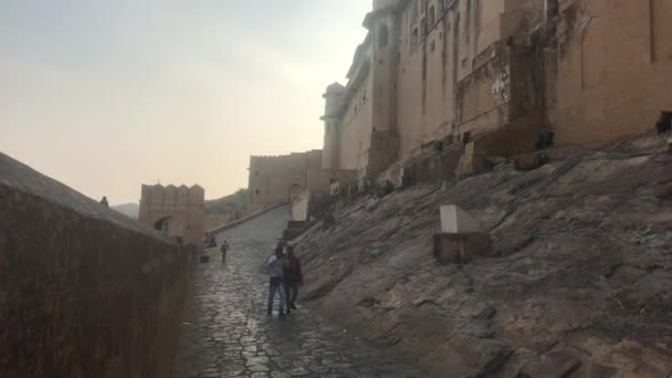 Jaipur, Inde, 05 novembre 2019, Les touristes d'Amer Fort marchent sur les murs de l'ancienne forteresse partie 2 — Video