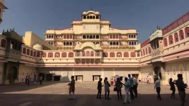 Jaipur, Indie - 04. listopadu 2019: Městský palác, skupina turistů fotí zdi budovy — Stock video