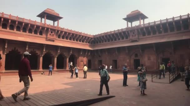 Agra, Ινδία, 10 Νοεμβρίου 2019, Agra Fort, οι τουρίστες περπατούν κατά μήκος της δομής κόκκινο τούβλο μέρος 8 — Αρχείο Βίντεο