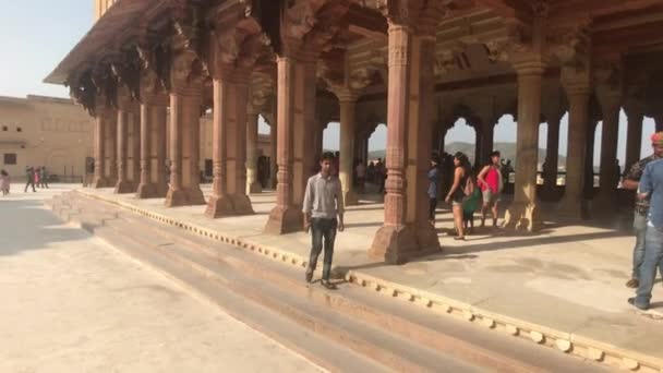 Jaipur, India, November 05, 2019, Amer Fort wisatawan berjalan melalui situs bersejarah benteng — Stok Video