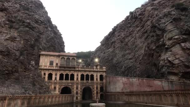 Jaipur, Indie - Galta Ji, chrám uprostřed útesu — Stock video