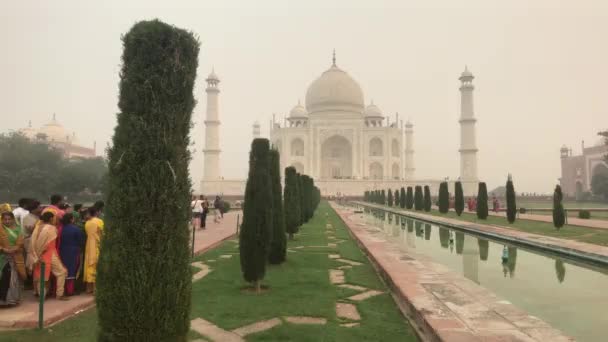 Agra, Índia, 10 de novembro de 2019, Taj Mahal, turistas caminham ao longo do canal — Vídeo de Stock