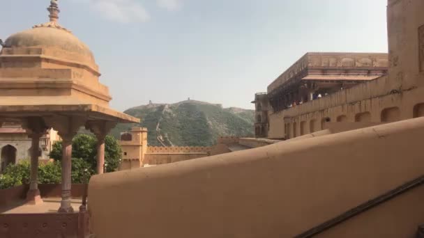 Jaipur, Indie, 5. listopadu 2019, Amer Fort, fragment historické budovy na pozadí hory — Stock video