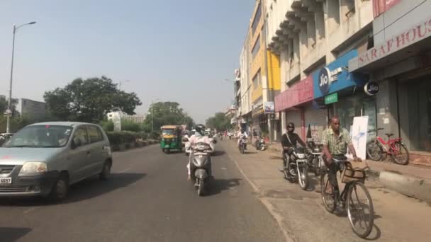 Jaipur, Índia - 03 de novembro de 2019: os habitantes locais dirigem na lateral da estrada — Vídeo de Stock
