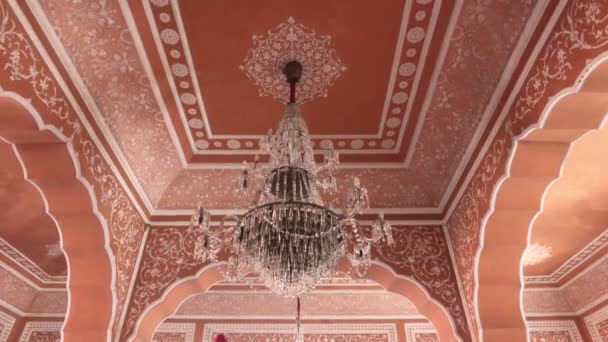 Jaipur, Indie - Městský palác je krásný velký lustr proti růžovému stropu — Stock video