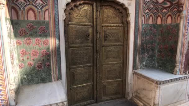 Jaipur, Indie - Městský palác a přední dveře s krásnými zdmi — Stock video