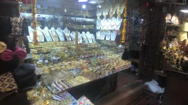 Nueva Delhi, India, 11 de noviembre de 2019, escaparate para la venta de metales preciosos — Vídeos de Stock
