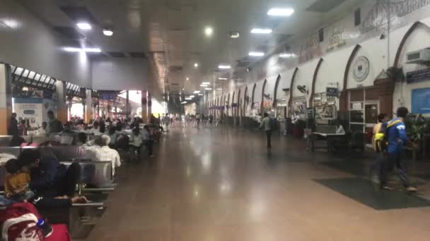 Nova Deli, Índia, 11 de novembro de 2019, o território da estação ferroviária com turistas parte 3 — Vídeo de Stock