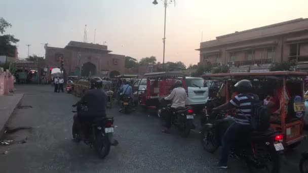 Jaipur, Inde - 03 novembre 2019 : embouteillage de moto devant les portes de la ville — Video