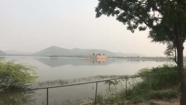 Джайпур, Индия - вид на озеро со старым замком вдалеке — стоковое видео