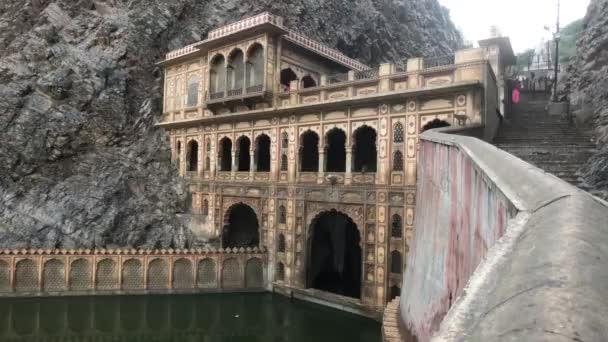 Jaipur, Indie, 04. listopadu 2019 Galta Ji, schodiště s turisty kolem staré budovy — Stock video