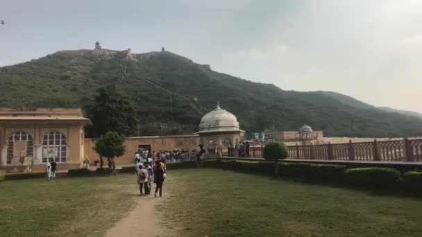 Jaipur, Índia, 05 de novembro de 2019, Amer Fort, turistas se reúnem perto da entrada para a fortaleza — Vídeo de Stock