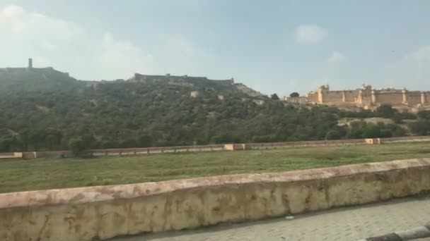 Jaipur, India, November 05, 2019, Amer Fort, traffic to meet tourists against the backdrop of mountains — ストック動画