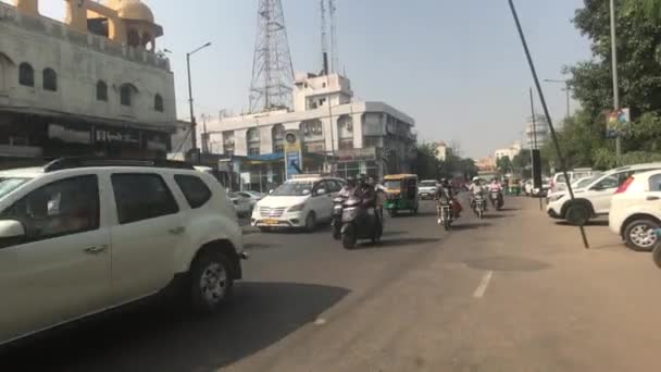 Jaipur, Índia - 03 de novembro de 2019: tráfego denso em uma rua da cidade — Vídeo de Stock