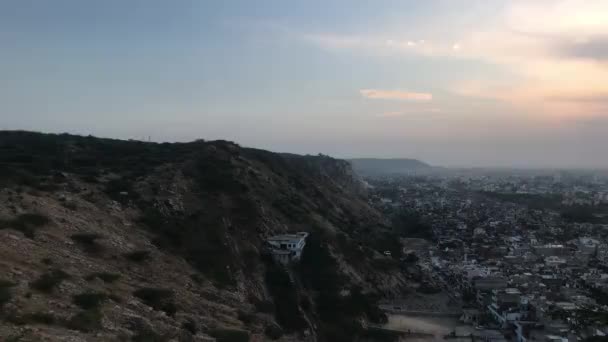 Jaipur, India - Galta Ji, kilátás a hegyre naplemente alatt rész 2 — Stock videók