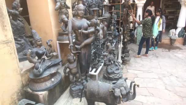 Jaipur, India, 05 november 2019, Amer Fort, toeristen bekijken goederen in een souvenirwinkel — Stockvideo